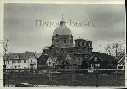 1974 Press Photo St. Josaphat's Basilica and neighborhood homes in area - Historic Images