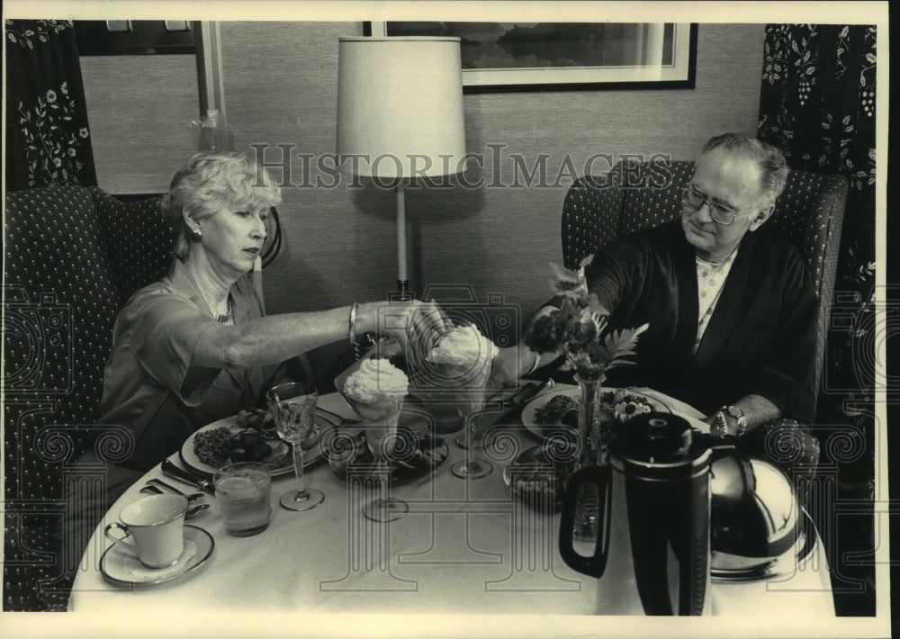 1985 Patricia, Daniel Carlton dined at Saint Luke's Hospital suite - Historic Images