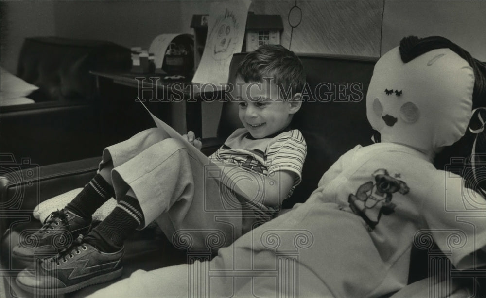 1985 Press Photo Child in the Tender Loving Care Center at Saint Luke&#39;s Hospital - Historic Images