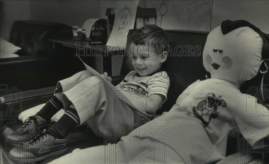 1985 Press Photo Child in the Tender Loving Care Center at Saint Luke's Hospital - Historic Images