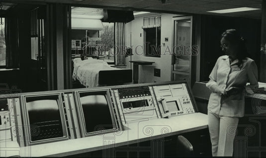 1975 Press Photo Respiratory intensive care unit at Saint Luke's Hospital - Historic Images