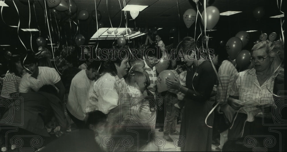 1989 Press Photo Guest celebrate Birthing Center balloon filled room, St. Luke&#39;s - Historic Images