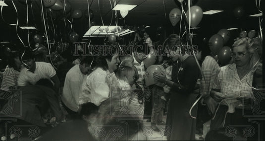1989 Press Photo Guest celebrate Birthing Center balloon filled room, St. Luke's - Historic Images