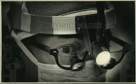 1988 Press Photo Surgeon transplants heart, St. Luke's Medical Center, Milwaukee - Historic Images