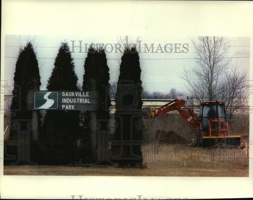 1994 Press Photo Backhoe digs ground, Saukville Industrial Park, Wisconsin - Historic Images