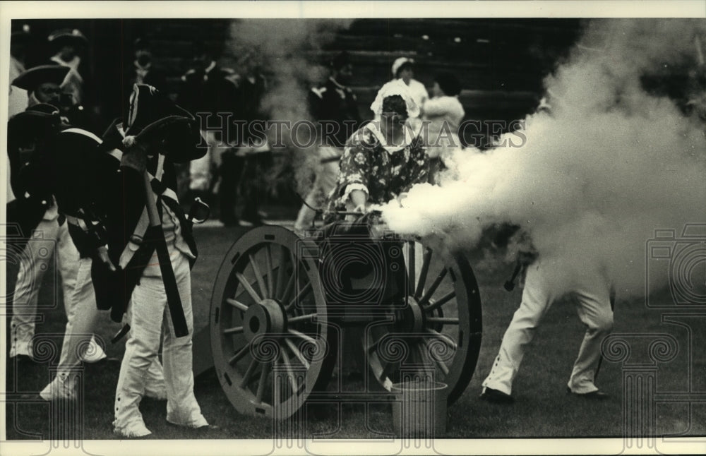 1992 Irish siege howitzer fired during Saukville Revolutionary Days - Historic Images