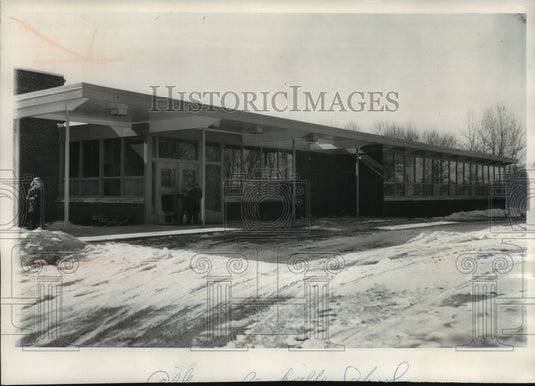 1957 Press Photo Children entering elementary school on snowy day, Saukville - Historic Images