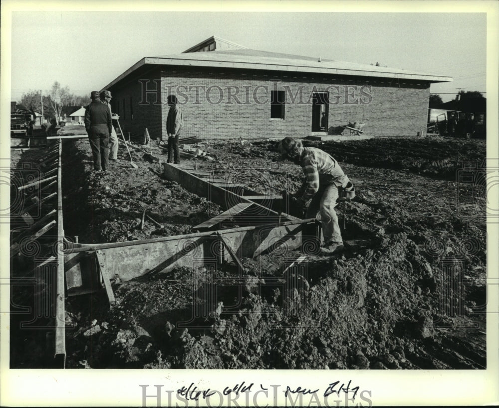 1982 Press Photo Workman preparing sidewalk for Saukville Building, Wisconsin. - Historic Images