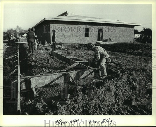 1982 Press Photo Workman preparing sidewalk for Saukville Building, Wisconsin. - Historic Images