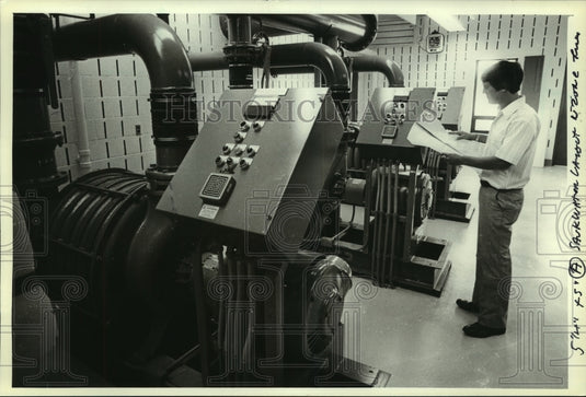1981 Press Photo Robert Skatrud, checking controls at water plant, Wisconsin. - Historic Images