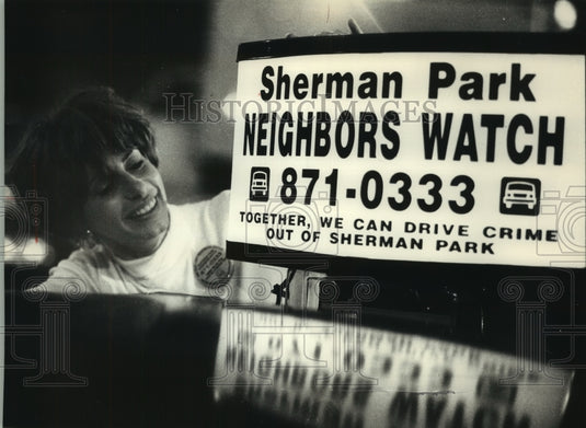 1991 Press Photo Susie Marine, puts sign on car before patrol, Sherman Park. - Historic Images