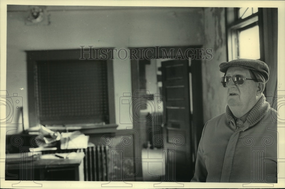 1983 Press Photo Rudolph Lein in old depot, Pioneer Village, Saukville Wisconsin - Historic Images