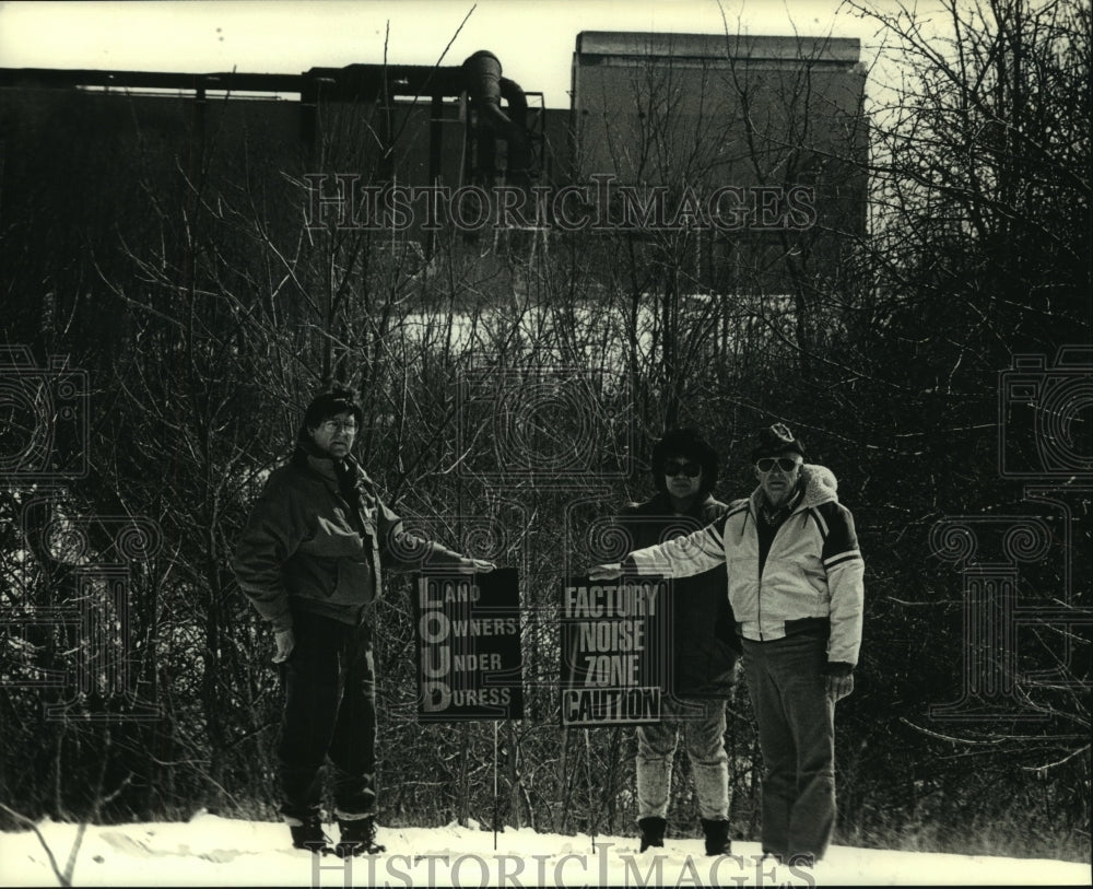 1992 Press Photo Neighbors, protest signs against Charter Steel , Saukville - Historic Images