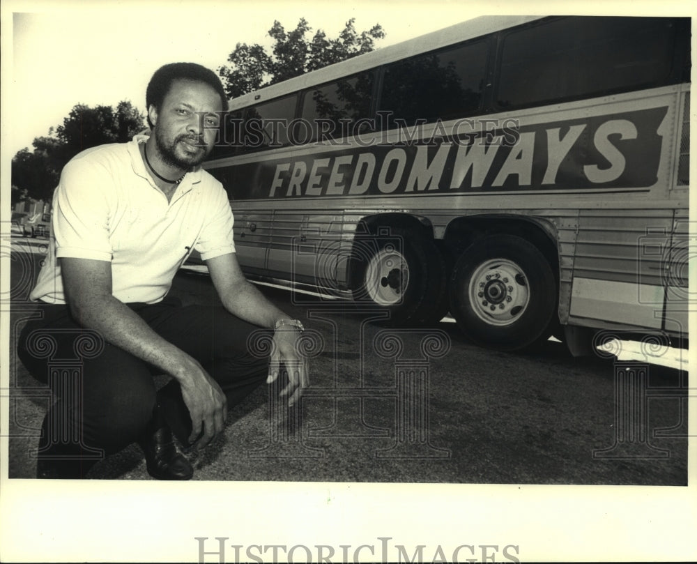 1987 Press Photo Nathaniel Stampley, president of Freedomways Inc, bus company - Historic Images