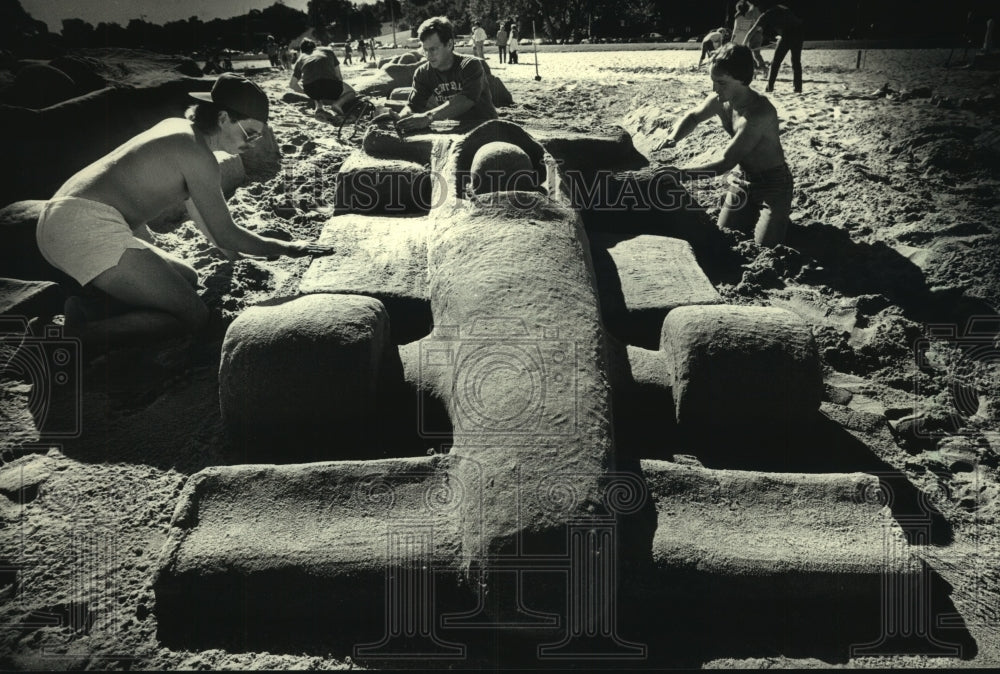 1987 Press Photo Milwaukee School of Engineering students work on sand sculpture - Historic Images