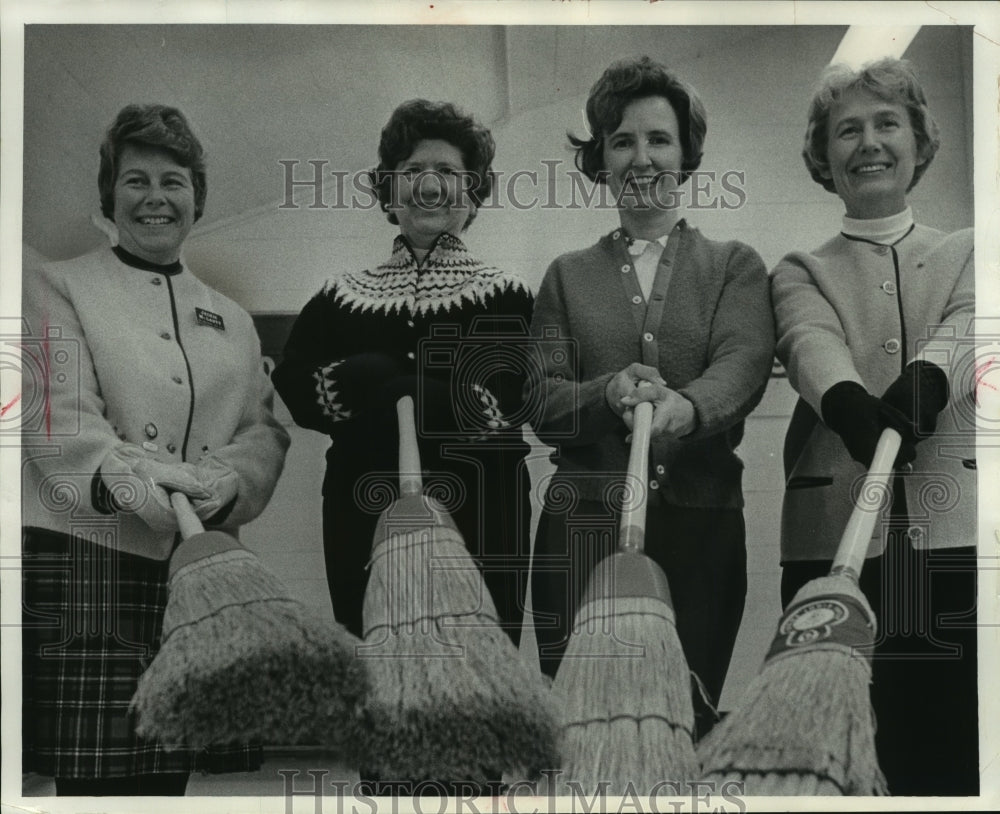 1969 Press Photo Milwaukee Kilties lady curlers holding their sweeping brooms- Historic Images