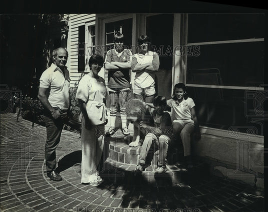 1981 Press Photo Milwaukee, Shoemaker family portrait on front stoop of home - Historic Images