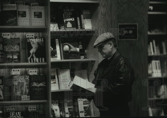 1993 Press Photo John Dawson Looks For Books At Harry W. Schwartz Bookshop - Historic Images