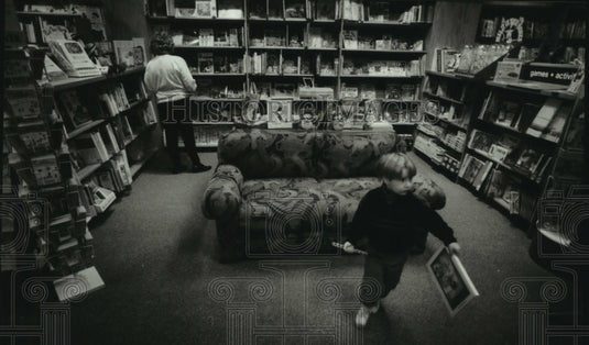 1993 Press Photo Ben Hildebrand In Children's Area Of Harry W, Schwartz Bookshop - Historic Images