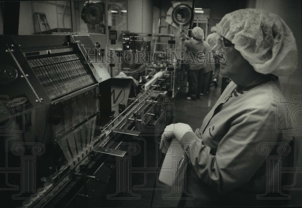 1993 Press Photo Pat Silverman Operates Machine At Schwarz Pharma Kremers Urban - Historic Images