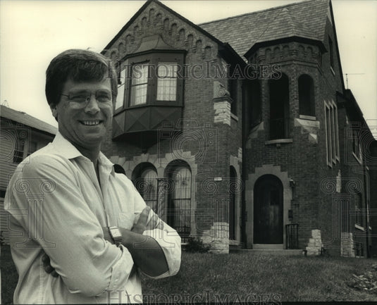 1988 Press Photo Manager and co-owner Bob Schober in front of the Sherman House. - Historic Images