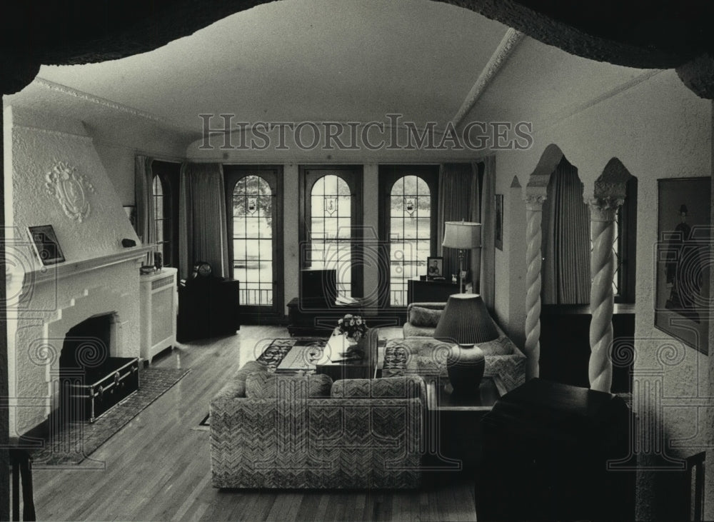 1988 Press Photo The living room, one of the common rooms, in the Sherman House. - Historic Images