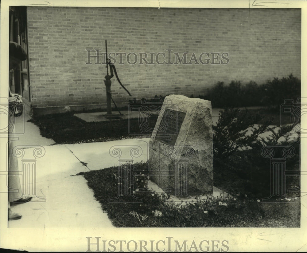 1933 Monument for kindergarten idea in education, Wisconsin-Historic Images