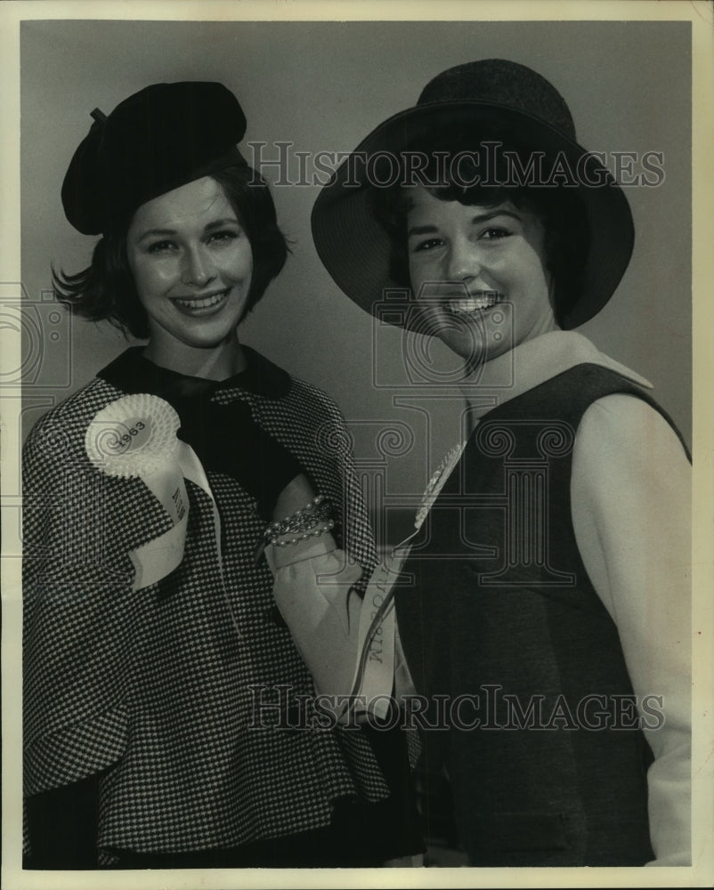 1963 Press Photo Barbara Bonville now Mrs.James Stanfield with Judy Engelhardt-Historic Images
