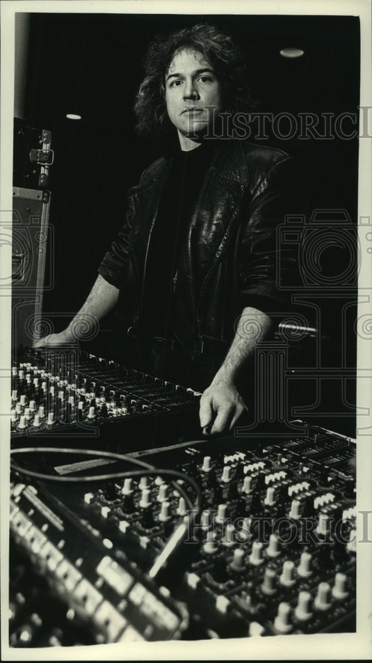 1989 William Stace wears earplugs when he plays-Historic Images