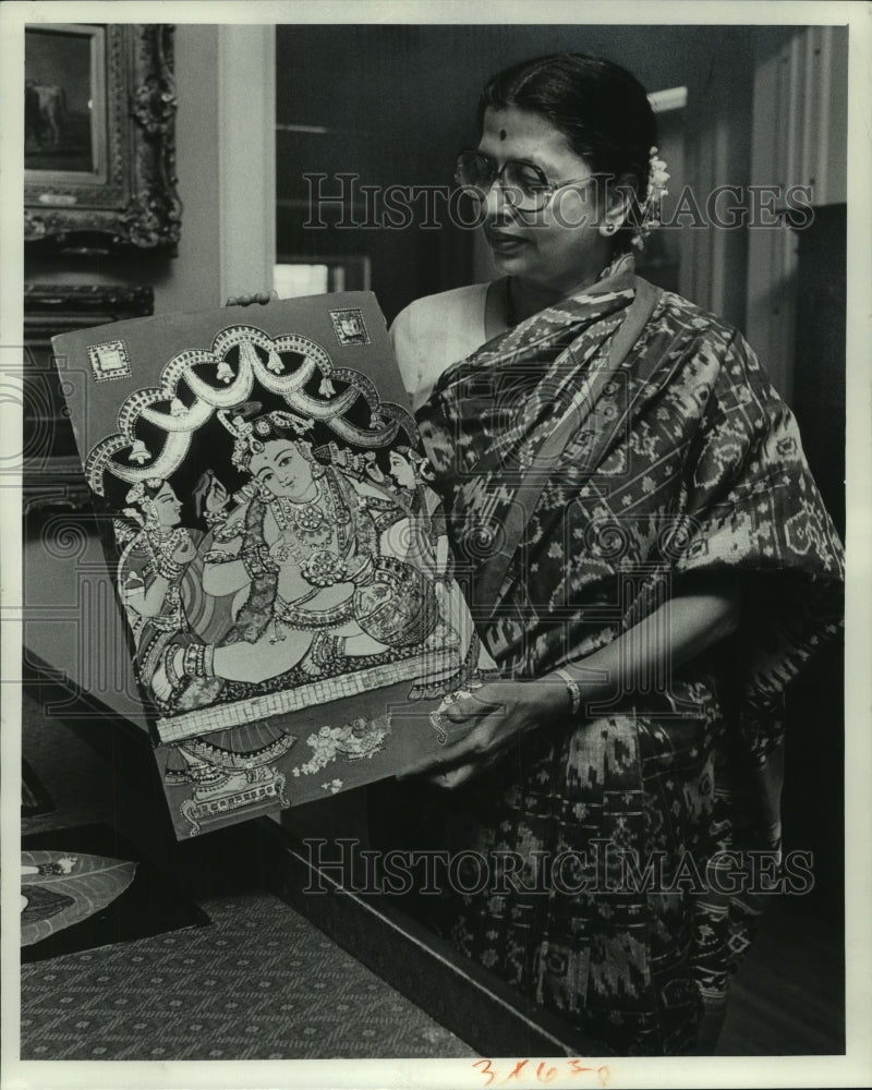 1976 Artist Mrs. Sakuntala Srinivasan with one of her paintings - Historic Images