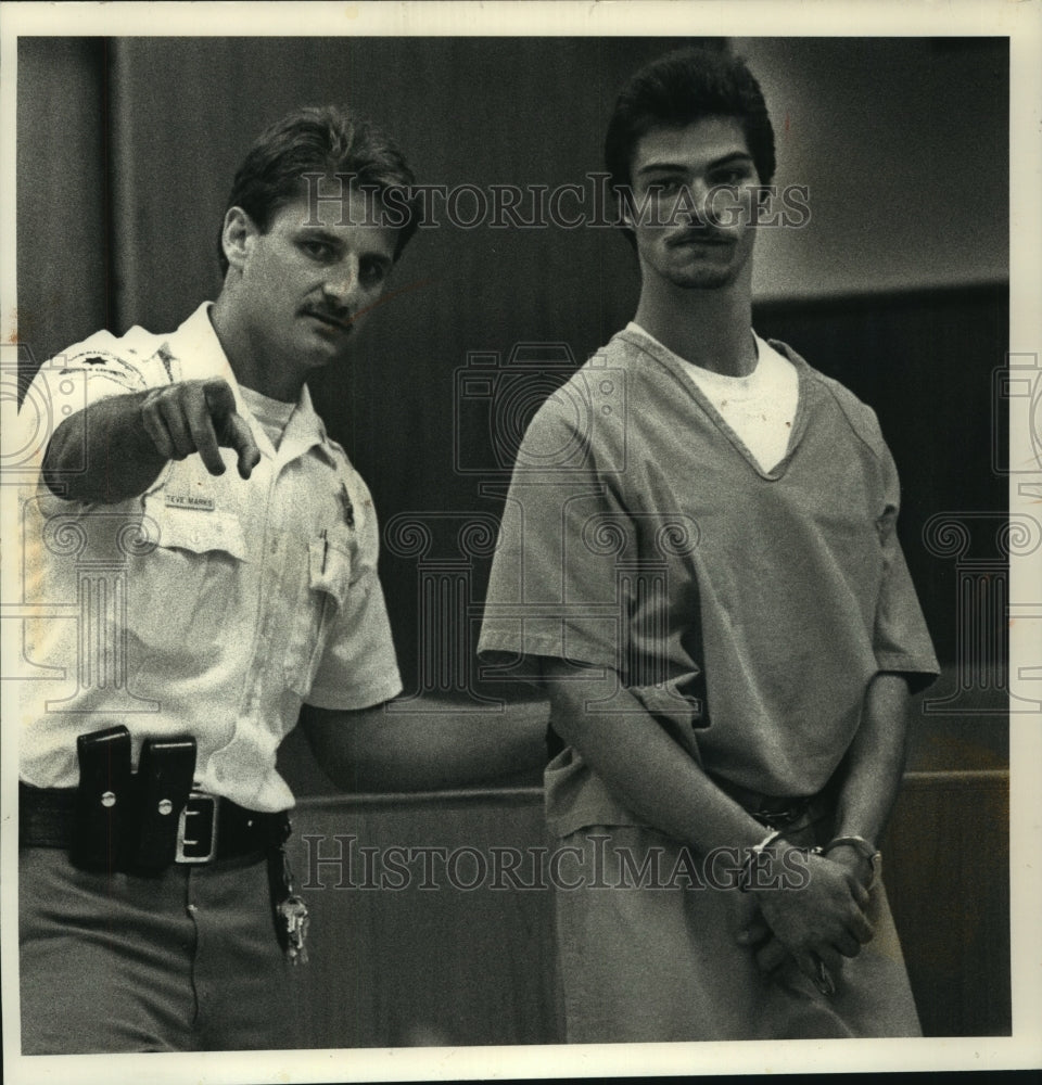 1992 Press Photo Gleen A. Stafford in led into court in handcuffs, Waukesha - Historic Images