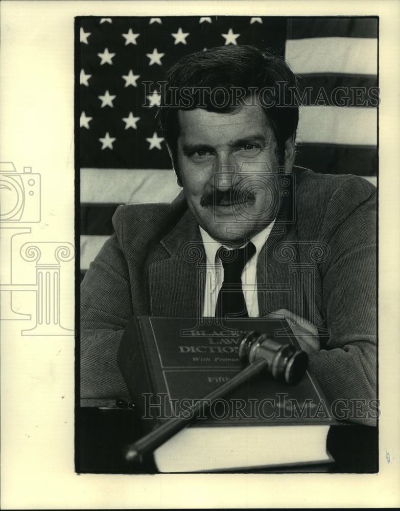 1984 Press Photo Glenn Staege, municipal judge, Town of Raymond, Wisconsin - Historic Images