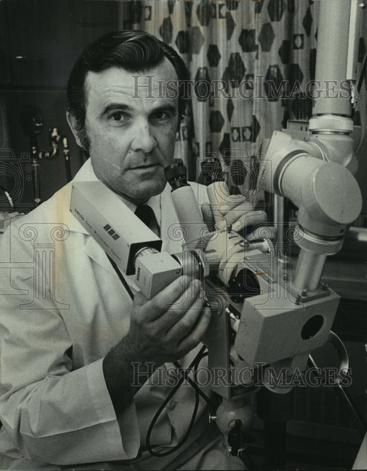 1976 Press Photo Doctor Adolf Stafl of Medical College of Wisconsin, Milwaukee - Historic Images