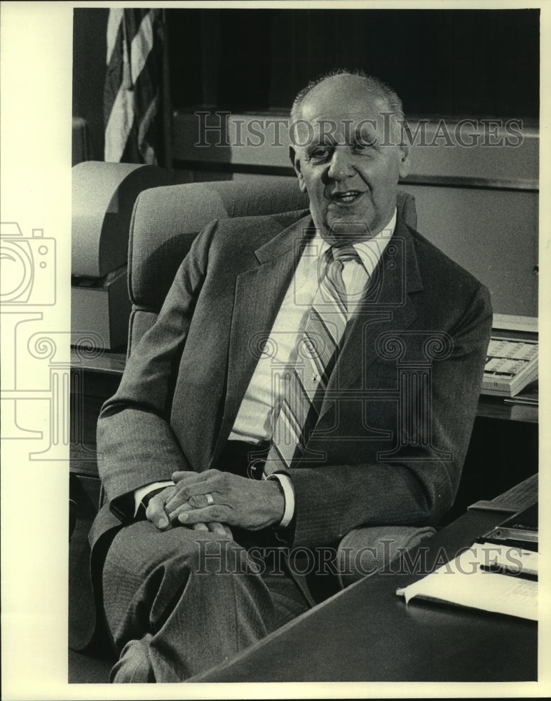 1986 Press Photo Milwaukee Retiring Fire Chief, William Stamm, at his desk - Historic Images