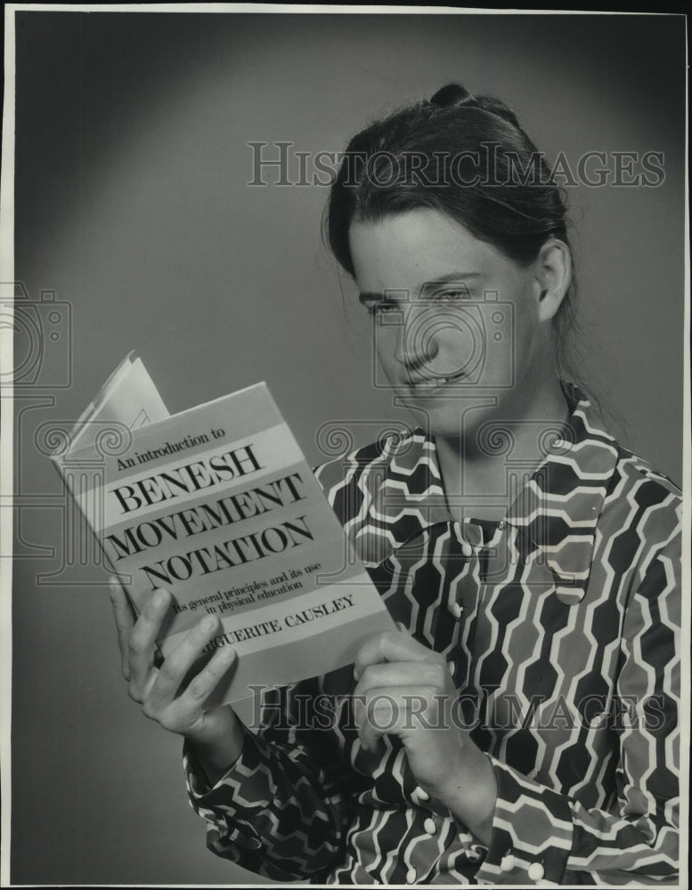 1973 Press Photo Susan Spalding, holding book Benesh Movement Notation - Historic Images