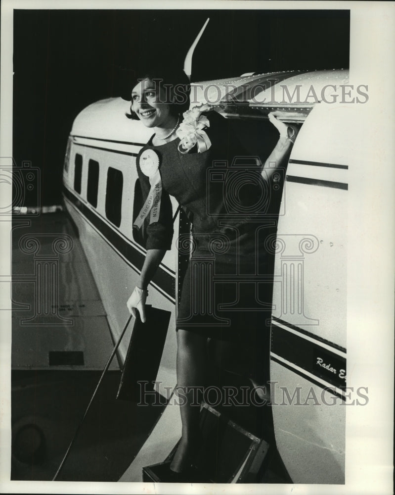 1963 Press Photo Barbara Bonville, Miss Wisconsin, exits plane - mjb93027-Historic Images