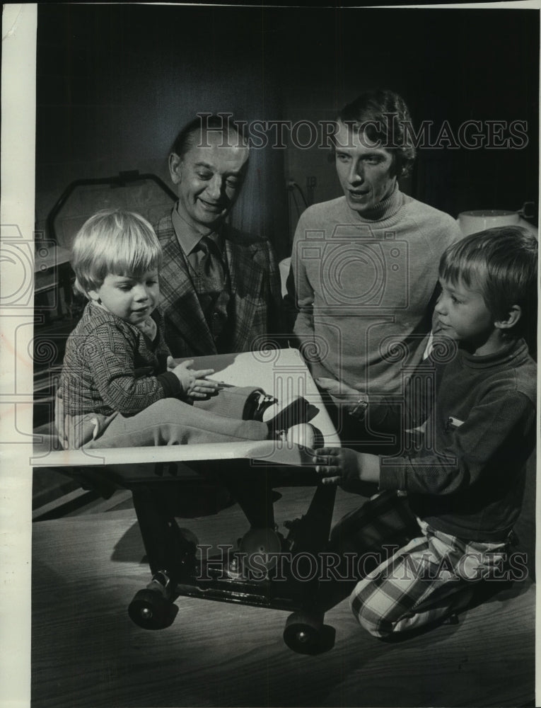 1974 Press Photo Employees of Speaker Motion Systems, Inc with children - Historic Images