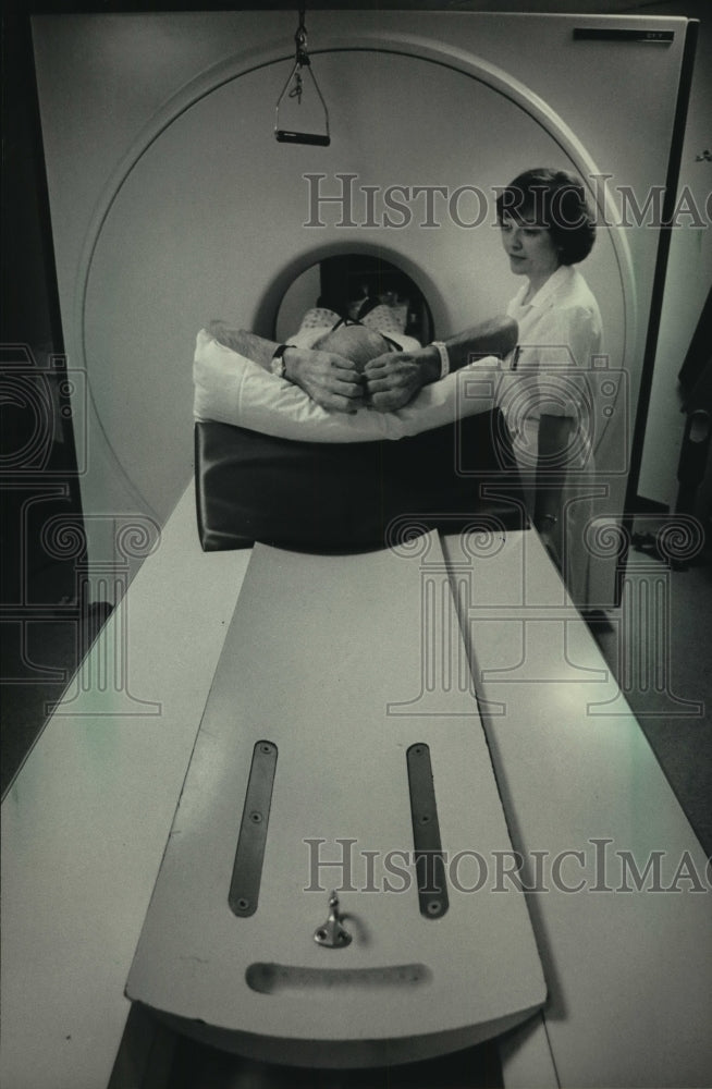 1984 Press Photo Beth Jones operates scanner at Saint Luke's Hospital - Historic Images