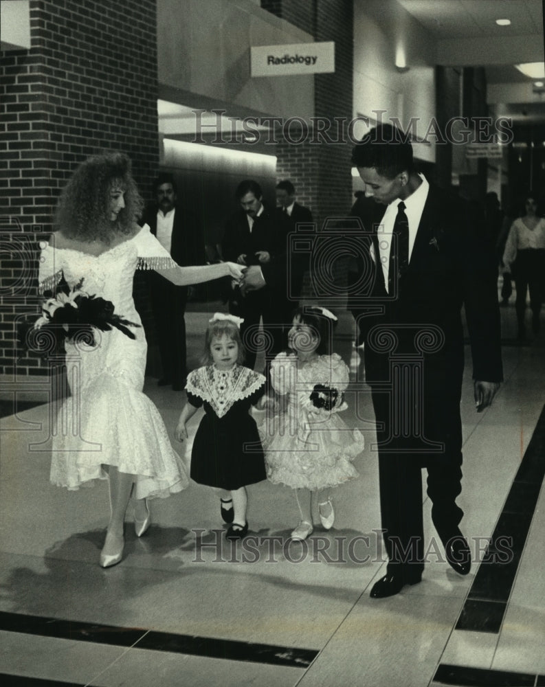 1993 Press Photo Kimberly and Victor Ruiz with kids after wedding, Milwaukee. - Historic Images