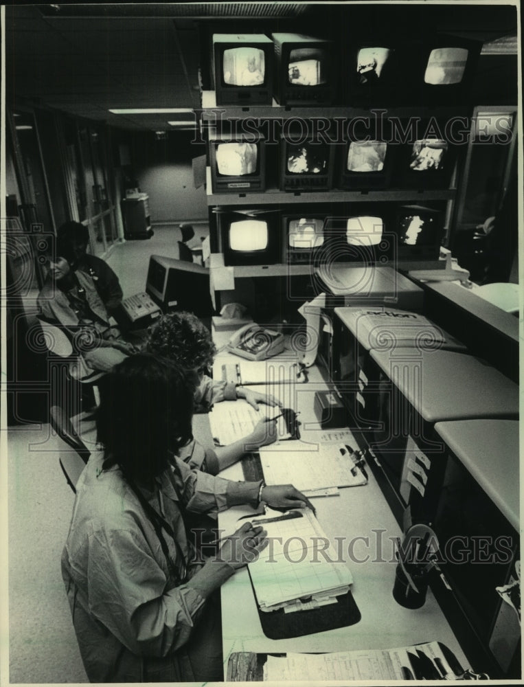 1986 Nurses in critical-care watching vital signs on monitors. - Historic Images