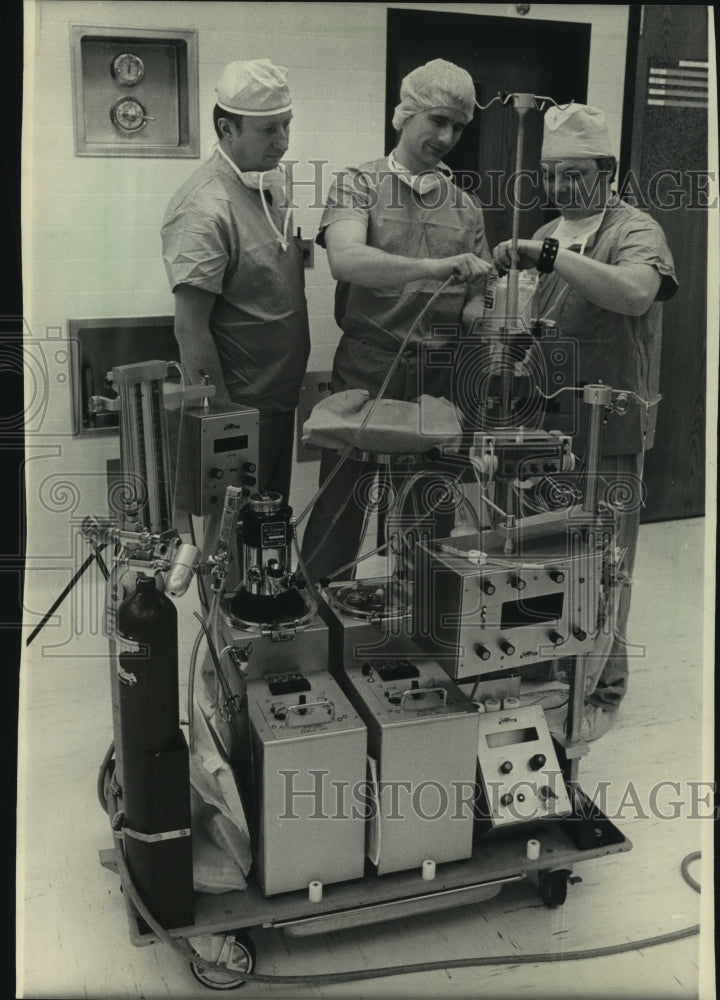 1983 Press Photo Teachers training David Schill, heart-lung machine, Milwaukee. - Historic Images