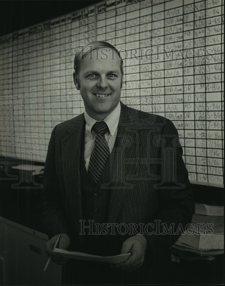 1982 Press Photo Paul Sawyer stands in front giant utility rating chart - Historic Images