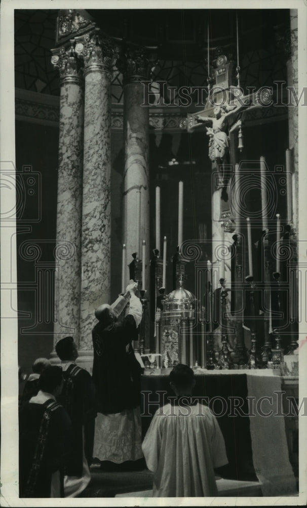 1958 Press Photo Archbishop Albert G. Meyer conducts mass, St. John's Cathedral- Historic Images