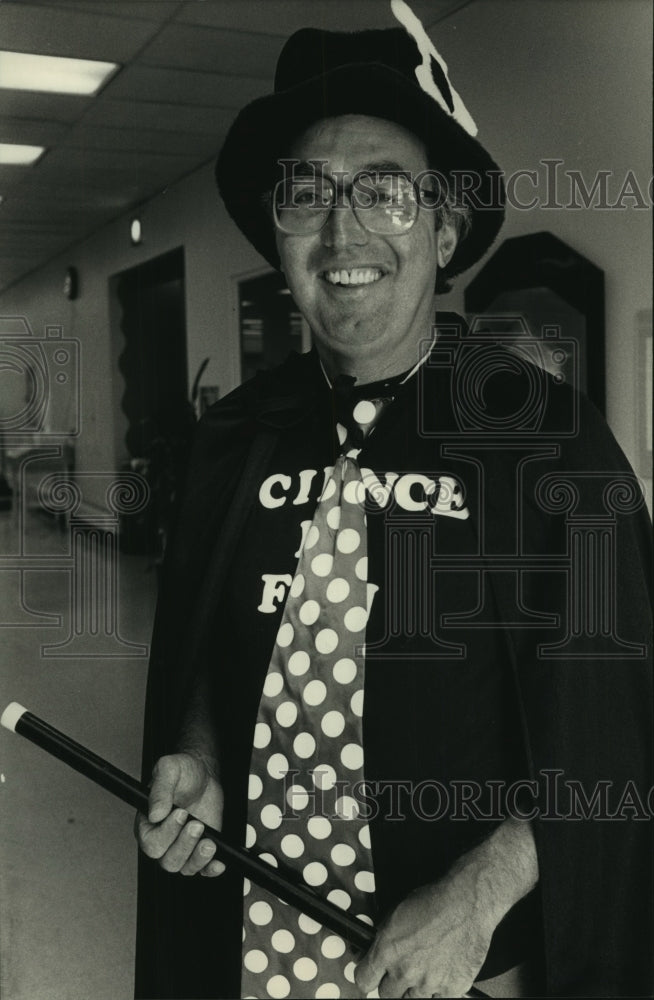 1988 Press Photo Milwaukee teacher Allan Stawicki does a science & magic show - Historic Images