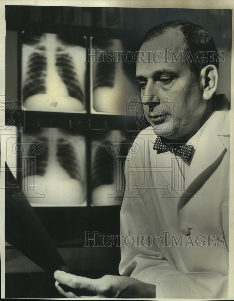 1962 Press Photo Dr. William W. Stead, looking at X-rays, Muirdale Sanitarium - Historic Images