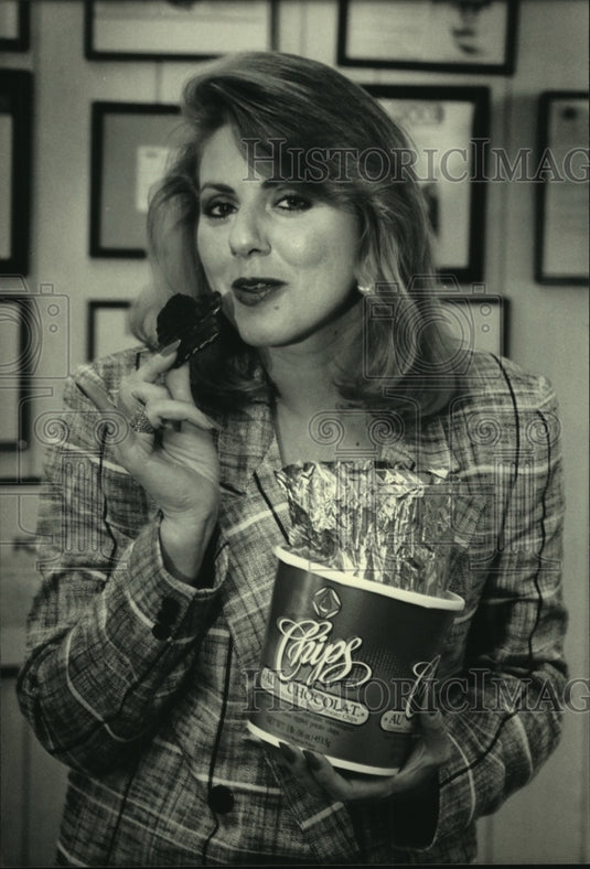 1987 Press Photo Hollis Savin entrepreneur, holds chocolate covered chips, WI - Historic Images
