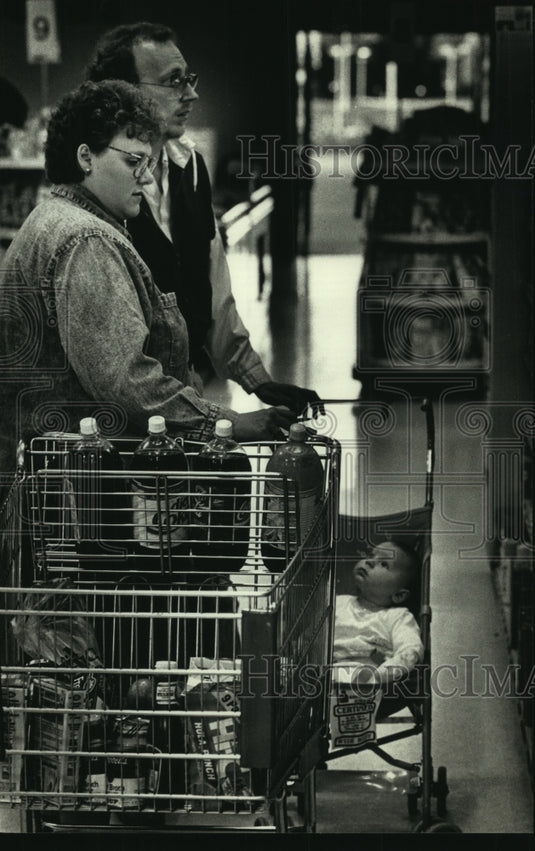 1990 Press Photo Robin and Jeffrey Neal on a shopping trip with son Benjamin - Historic Images