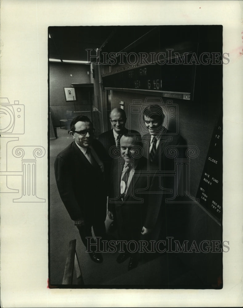 Press Photo Meeting Of Brokerage Executives Organization At Holiday Inn Central - Historic Images