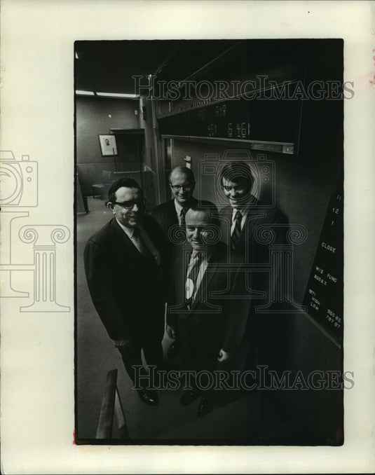 Press Photo Meeting Of Brokerage Executives Organization At Holiday Inn Central - Historic Images