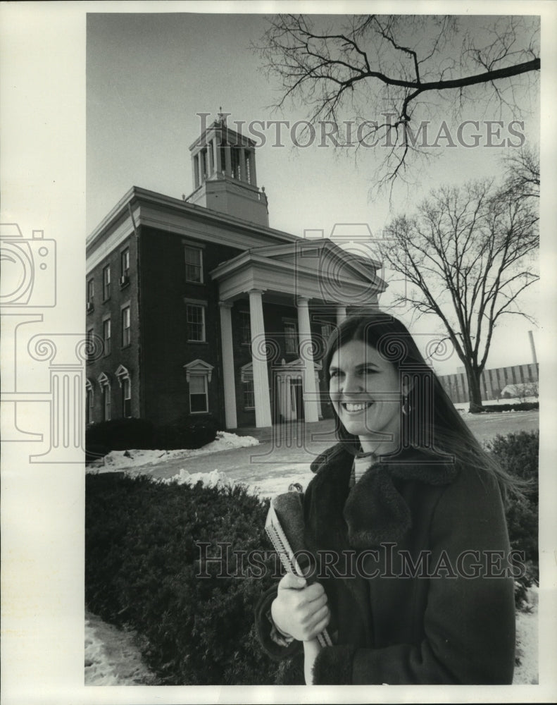 1970 Press Photo Jan Cathy Sawall, sociology major, at the Beloit campus - Historic Images